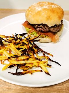 Una foto de Hamburguesa casera de guacamole, jamón serrano y crema de queso