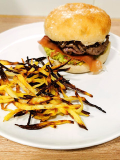 Una foto de Hamburguesa casera de guacamole, jamón serrano y crema de queso