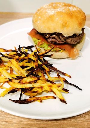 Una foto de Hamburguesa casera de guacamole, jamón serrano y crema de queso