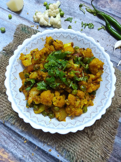 गोभी आलू मटर की सूखी सब्जी(gobhi aloo matar ki sukhi sabzi recipe in hindi) रेसिपी मुख्य फोटो