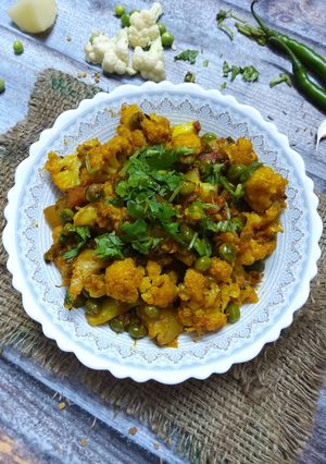 गोभी आलू मटर की सूखी सब्जी(gobhi aloo matar ki sukhi sabzi recipe in hindi) रेसिपी मुख्य फोटो