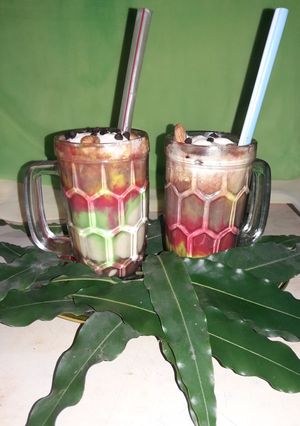 રેઈન્બો મિલ્કશેક (Rainbow Milkshake Recipe in Gujarati) રેસીપી મુખ્ય ફોટો