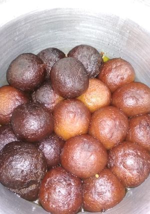 A picture of Gulab jamun.