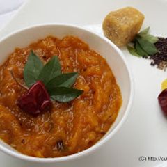 A picture of Kacchey aam ki khatti meethi chutney.