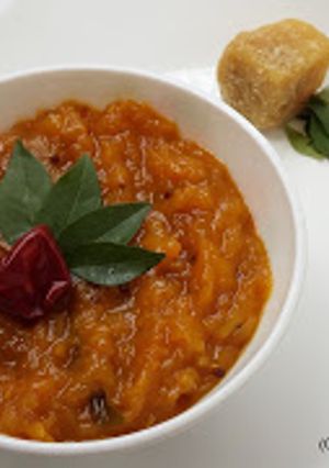 A picture of Kacchey aam ki khatti meethi chutney.
