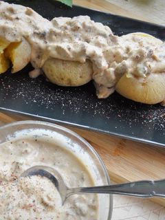 Una foto de Patatas asadas con salsa de champiñones y anacardos