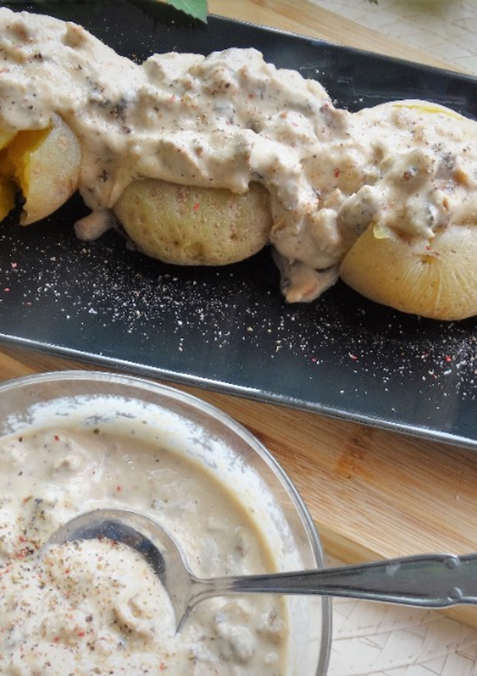 Una foto de Patatas asadas con salsa de champiñones y anacardos