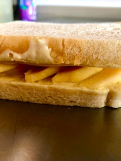 Una foto de Sándwich de pavo y manzana
