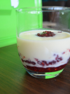 Una foto de Vaso de frambuesas con crema de chocolate blanco