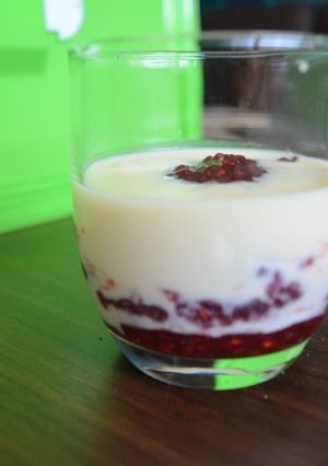 Foto principal de Vaso de frambuesas con crema de chocolate blanco
