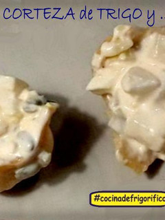 Una foto de Tapa de Corteza de trigo con ensaladilla