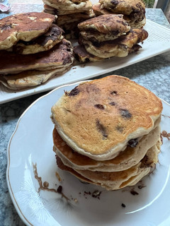 Una foto de Panqueques americanos con chips de chocolate