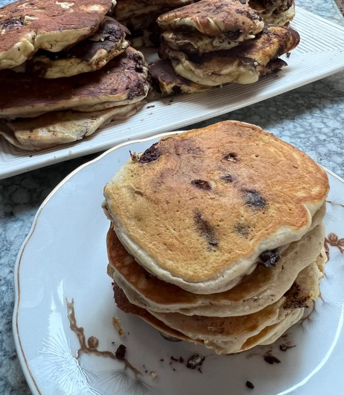 Una foto de Panqueques americanos con chips de chocolate