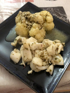 Una foto de Sepia a la plancha con guarnición de coliflor