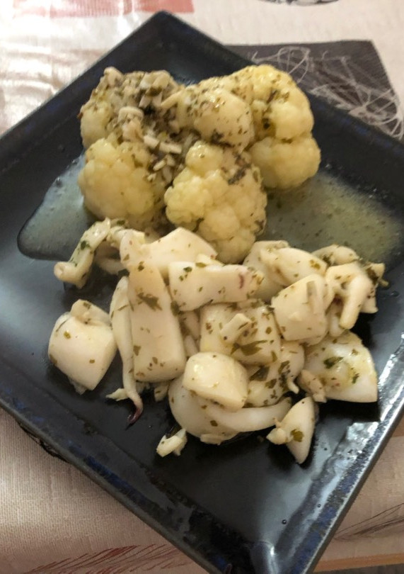 Una foto de Sepia a la plancha con guarnición de coliflor