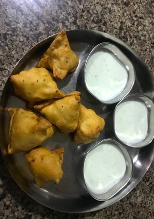 समोसे   एंड दही  चटनी (Samose and dahi chutney recipe in Hindi) रेसिपी मुख्य फोटो