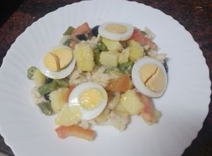 Una foto de Ensalada de papas cocidas, judías verdes y merluza