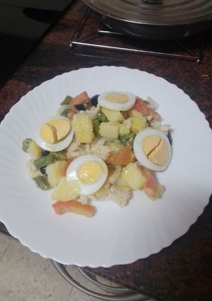Una foto de Ensalada de papas cocidas, judías verdes y merluza