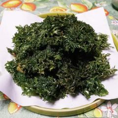 A picture of Tempura carrot leaves.