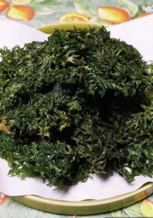 A picture of Tempura carrot leaves.