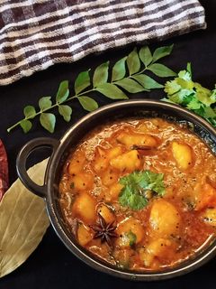 બટેકા નું રસા વાળુ શાક (Potato Gravy vali Sabji Recipe In Gujarati) રેસીપી મુખ્ય ફોટો