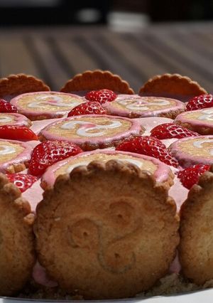 Une photo de Charlotte sablée aux fraises