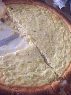 Una foto de Quiche de puerros, calabacín y gambas
