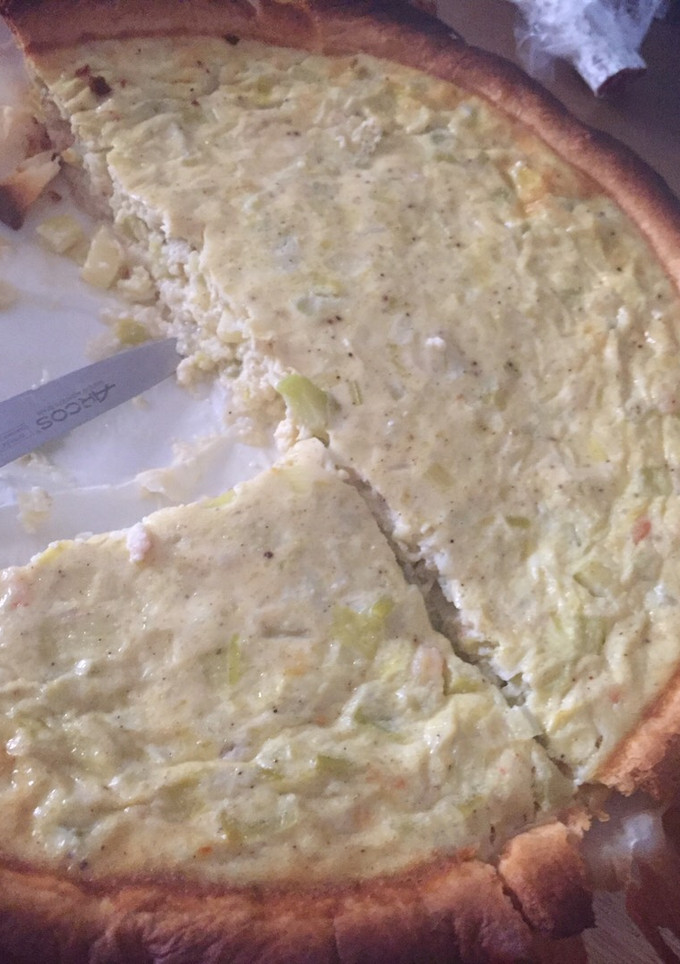 Una foto de Quiche de puerros, calabacín y gambas