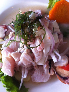 Una foto de Ceviche mixto 🐟🇵🇪