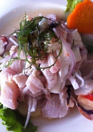 Una foto de Ceviche mixto 🐟🇵🇪