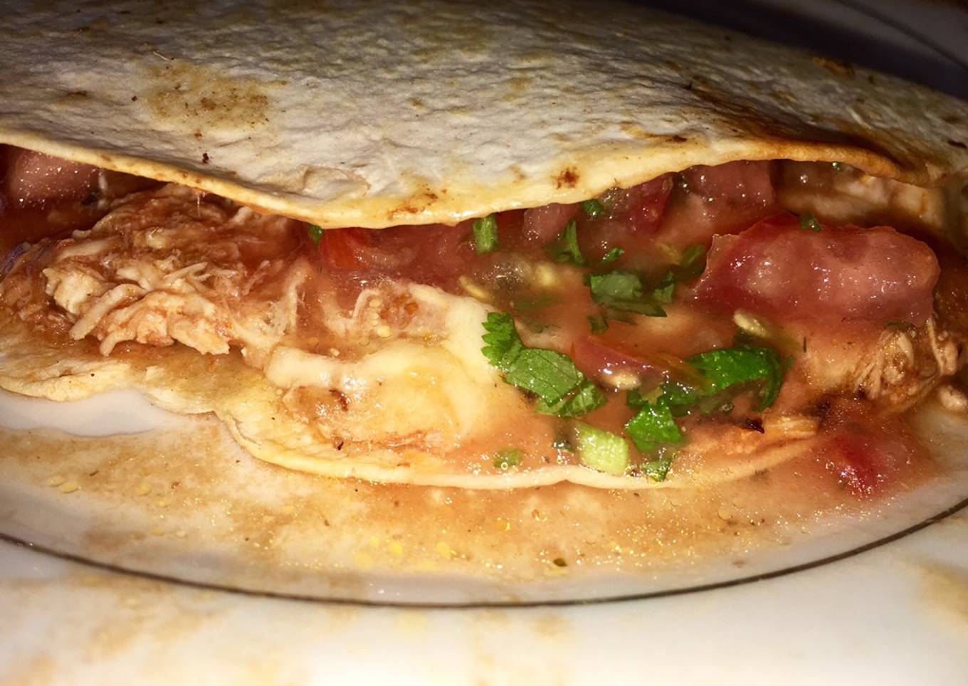 Tortilla de harina rellena de pollo, queso y chimichurri