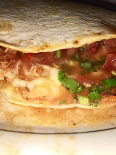 Una foto de Tortilla de harina rellena de pollo, queso y chimichurri