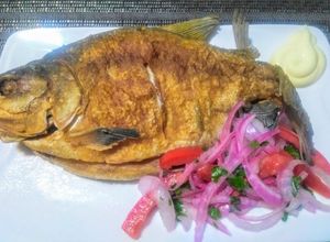 Una foto de Sábalo frito con sarza criolla👍🇵🇪