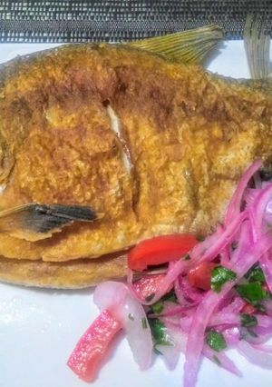 Una foto de Sábalo frito con sarza criolla👍🇵🇪