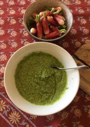 Une photo de Pesto de fanes de radis aux amandes