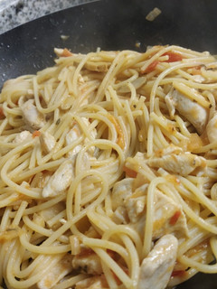 Una foto de 🍝 Pasta con pollo y champiñones