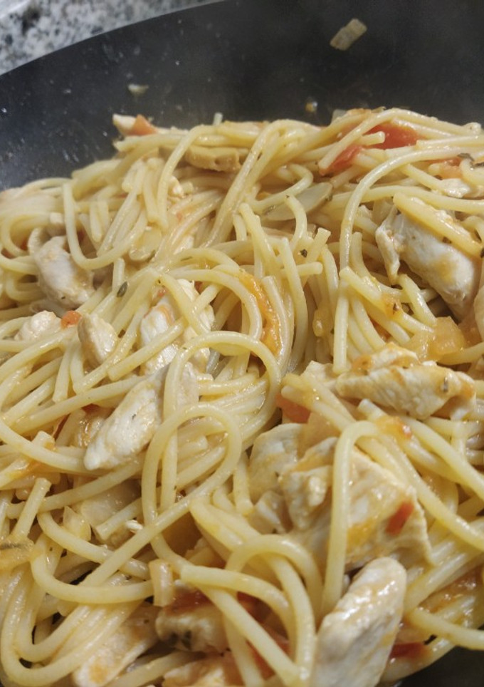 Una foto de 🍝 Pasta con pollo y champiñones