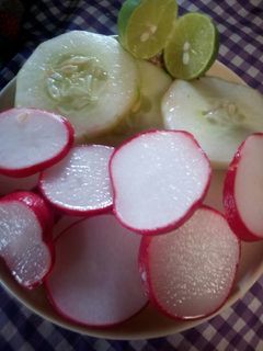 Una foto de Ensalada de rábano y pepino