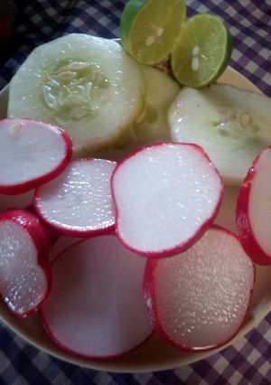 Una foto de Ensalada de rábano y pepino