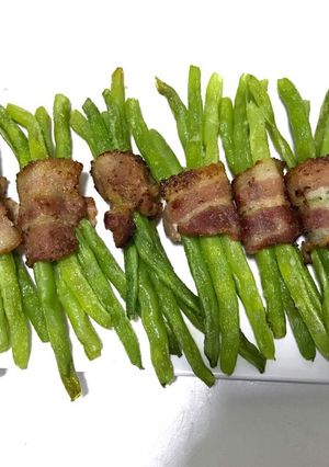 Hình của món Ba chỉ xông khói cuộn đỗ cô ve.