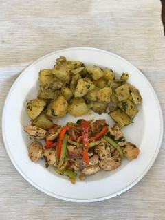 Una foto de Pechuga de pollo con salsa chimichurri