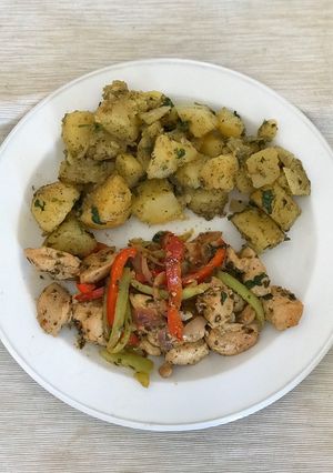 Una foto de Pechuga de pollo con salsa chimichurri