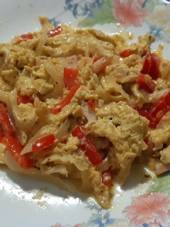 Una foto de Revuelto de pimiento, cebolla y pechuga de pavo