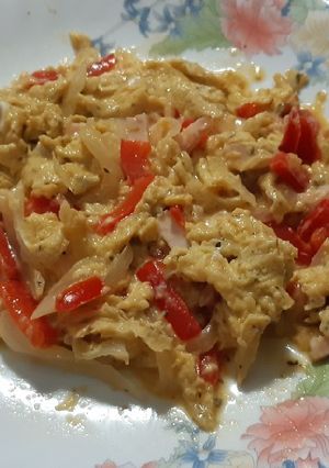 Una foto de Revuelto de pimiento, cebolla y pechuga de pavo