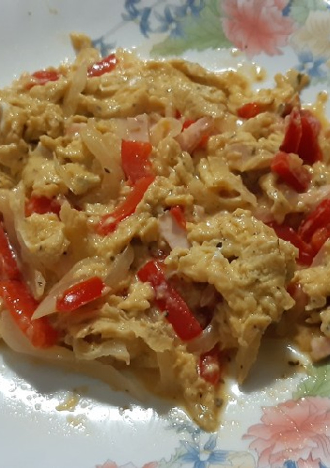 Una foto de Revuelto de pimiento, cebolla y pechuga de pavo