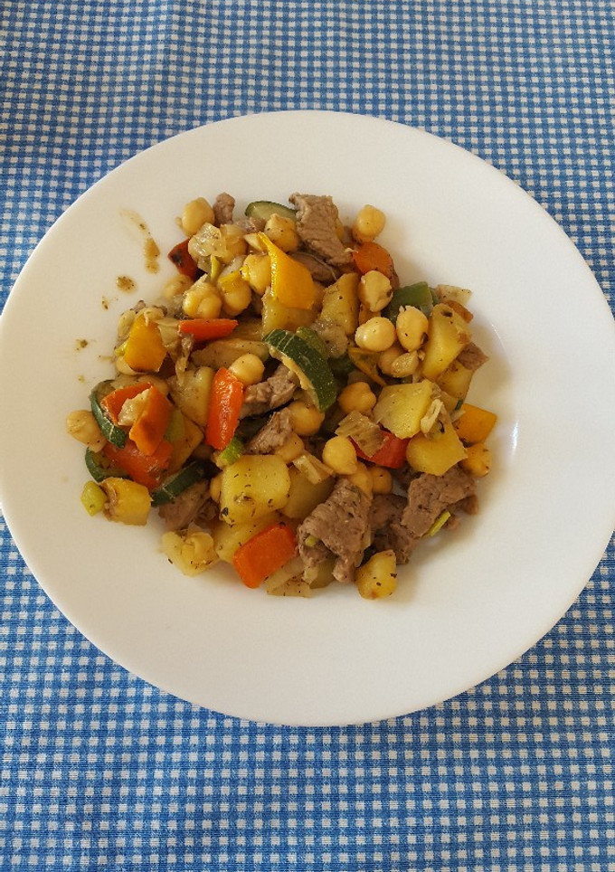 Una foto de Salteado mediterráneo de garbanzos