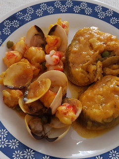 Una foto de Merluza con gambón y almejas