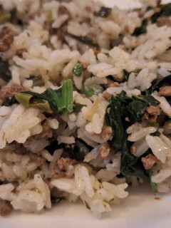 Una foto de Arroz con cebolla de verdeo, espinaca y carne picada