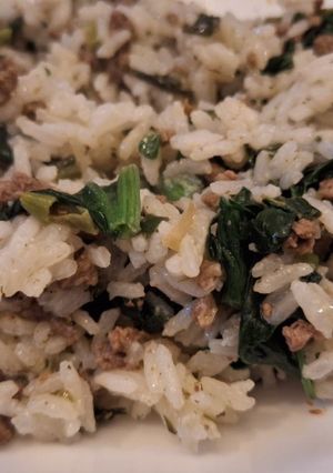 Una foto de Arroz con cebolla de verdeo, espinaca y carne picada