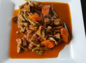 Una foto de Bisteces con chile guajillo, zanahorias y nopales